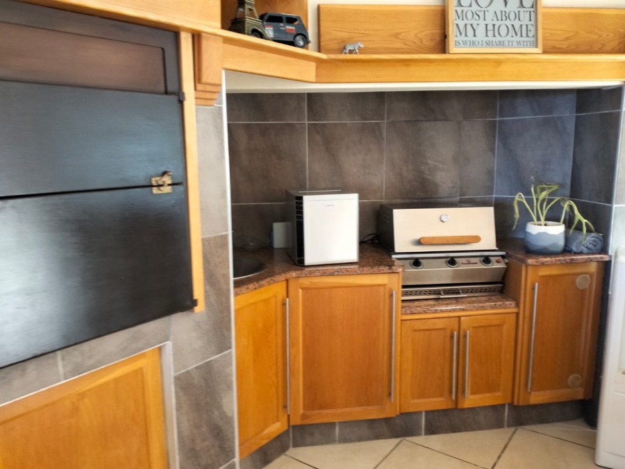 To Let 5 Bedroom Property for Rent in Glentana Western Cape